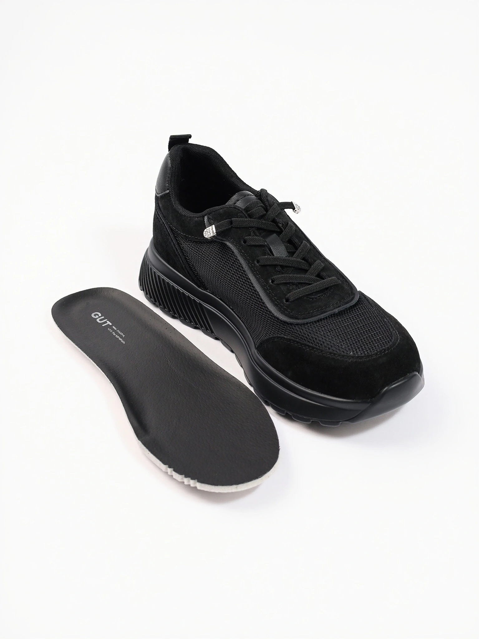 Кроссовки комбинированные черного цвета на низкой подошве